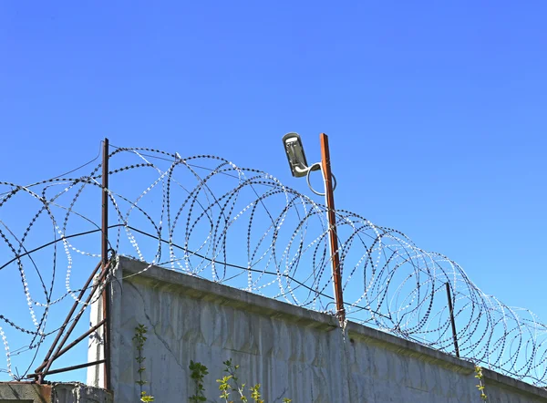 Fence with barbed wire and surveillance cameras — Stock Photo, Image