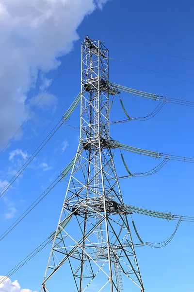Mast elektrisch vermogen regel in een tarweveld op een zonnige dag — Stockfoto