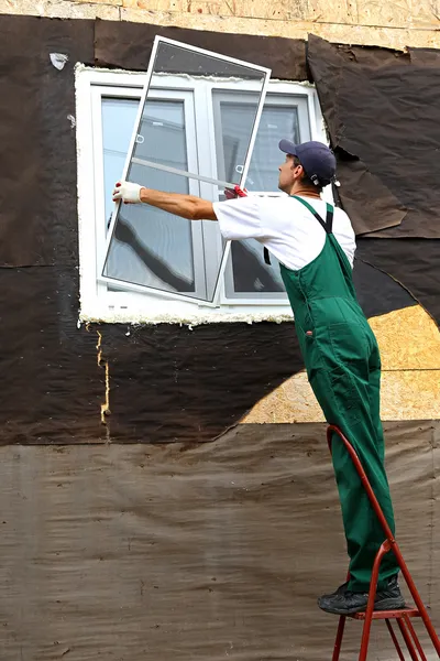 Einbau von Kunststofffenstern — Stockfoto