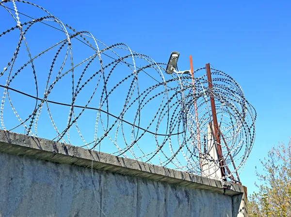 Fence with barbed wire and surveillance cameras — Stock Photo, Image