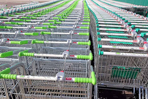 Linhas de uma pluralidade de carrinhos de compras — Fotografia de Stock