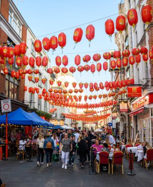 Londra, Birleşik Krallık - 10 Ağustos 2021: Çin Mahallesi 'ndeki alışveriş ve lokanta Throngs' u Rupert Caddesi boyunca fenerlerle süslendi