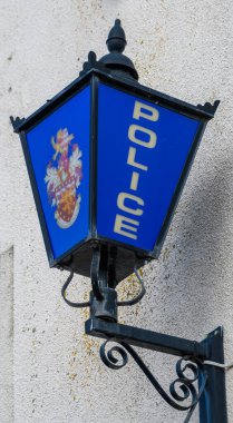 Tiverton, İngiltere - 22 Ağustos 2020: İstasyon Yolu 'ndaki Tiverton İstasyonu' nun dışında bir polis feneri
