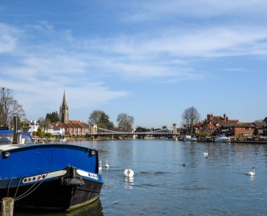 Marlow, Birleşik Krallık - 30 Mart 2021: Thames nehri Thames Yolu 'ndan görüldüğü üzere Marlow kasabasından akıyor