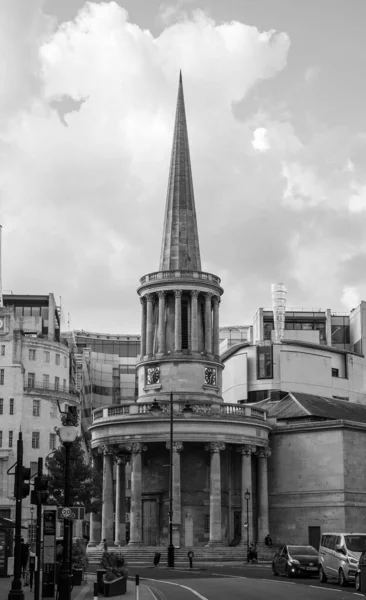 联合王国伦敦 2021年8月10日 兰咸街所有灵魂教堂的尖顶和入口 — 图库照片