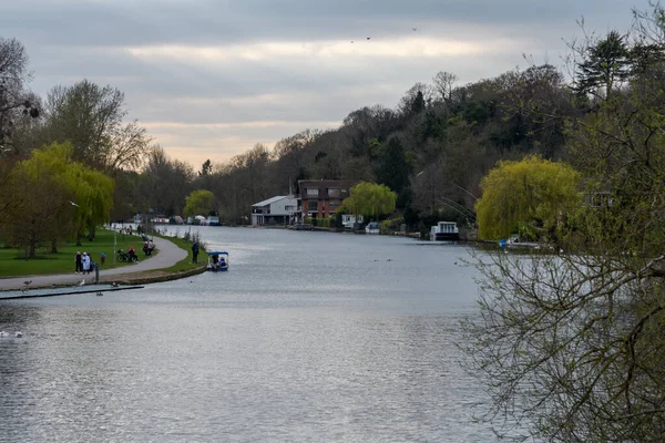 Czytanie Wielka Brytania Kwietnia 2021 Rzeka Tamiza Przepływająca Przez Miasto — Zdjęcie stockowe