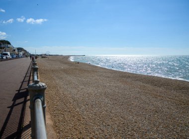 Hastings, İngiltere - 01 Ağustos 2020: Sahil boyunca bir manzara ve Danimarka Meydanı