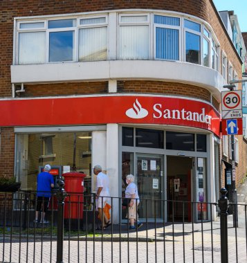 Hastings, Birleşik Krallık - 01 Ağustos 2020: Albert Yolu 'ndaki Santander Bank' ın cephesi