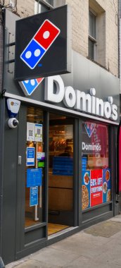 Londra, Birleşik Krallık - 12 Ağustos 2021: Dominos pizzasının girişi Old Street 'ten alındı