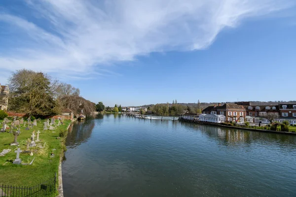 River Thames Passes Teh Town Marlow Stockfoto