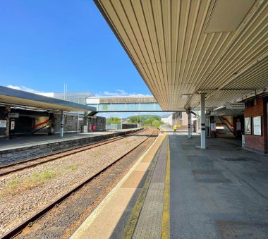 Neath, Birleşik Krallık - 17 Temmuz 2021: İstasyon Meydanı 'ndaki Neath Tren İstasyonu platformu ve rayları