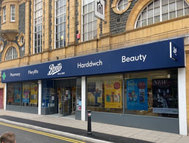 Aberystwyth, Birleşik Krallık - 17 Ağustos 2021: Portland Caddesi 'ndeki Boots Eczanesi