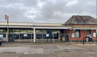 Carmarthen, Birleşik Krallık - 26 Eylül 2021: İstasyon Yaklaşan Carmarthen tren istasyonunun girişi