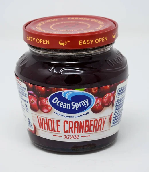 Okuma, Birleşik Krallık - 16 Ocak 2022: Okyanus püskürtme kızılcık sosu kavanozu