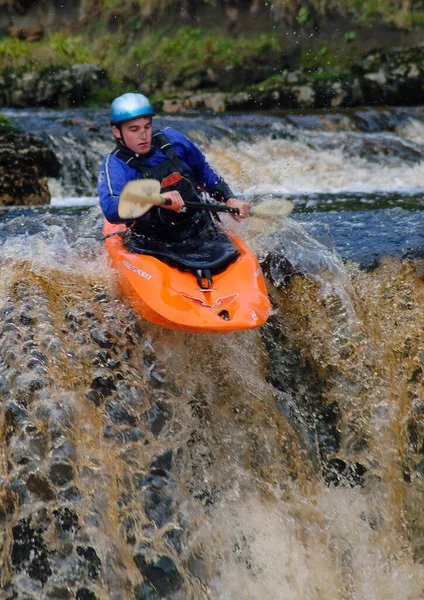 Aysgarth, Birleşik Krallık - 01 Ekim 2005: Aysgarth Falls 'taki bir şelalenin kenarından kürek çekmek üzere olan bir kanocu