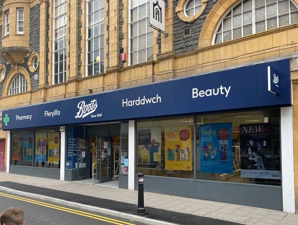 Aberystwyth, Birleşik Krallık - 17 Ağustos 2021: Portland Caddesi 'ndeki Boots Eczanesi