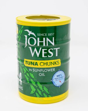 Okuma, Birleşik Krallık - 16 Ocak 2022 - Ayçiçeği oik 'te dört paket John West Tuna