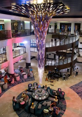 Bridgetown, Barbados - 25 Mart 2022: P ve O Cruise yolcu gemisi Britannia 'nın avlusundaki muhteşem avize