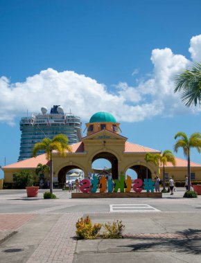 Basseterre, Saint Kitts ve Nevis - 28 Mart 2022 Saint Kitts rıhtımının girişi.