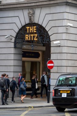 Londra, Birleşik Krallık - 26 Nisan 2022 - Piccadilly 'deki dünyaca ünlü Ritz Oteli' nin altında bir yürüyüş yolu