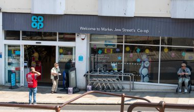 Penzance, Birleşik Krallık - 19 Temmuz 2022 Market Yahudi Caddesi 'ndeki Kooperatif Süpermarketinin önünde müşteriler