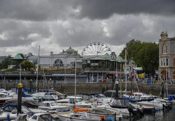Torquay United Kingdom August 2020 Boats Shops Ferris Wheel Adorn — Stok fotoğraf