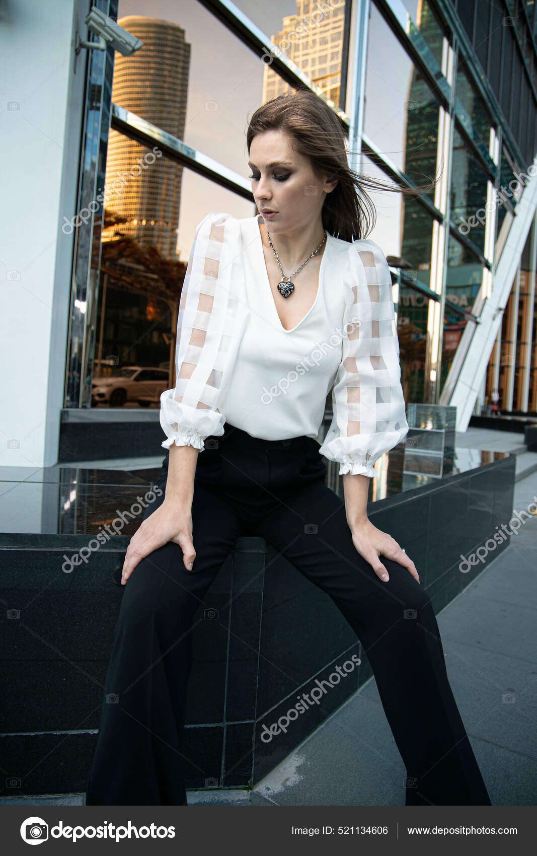 Joven Mujer Negocios Calle Una Ciudad Moderna Blusa Blanca