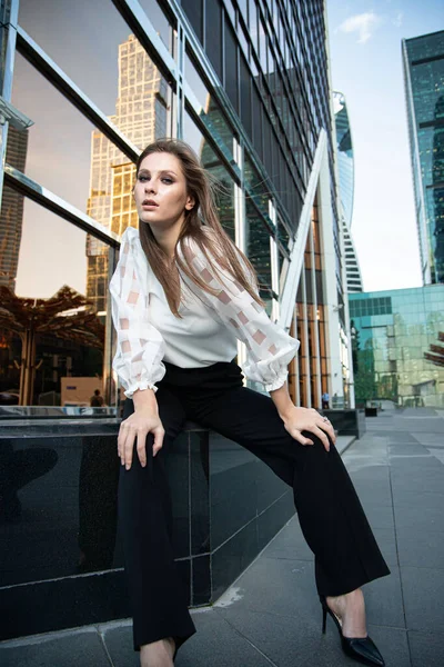 Junge Geschäftsfrau Auf Der Straße Einer Modernen Stadt Schwarz Weiß — Stockfoto