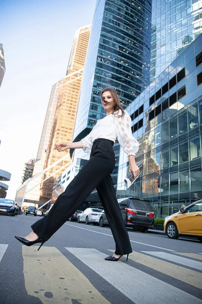 Young Business Woman Modern City Skyscapers Pedestrian Crossing — Stock Photo, Image