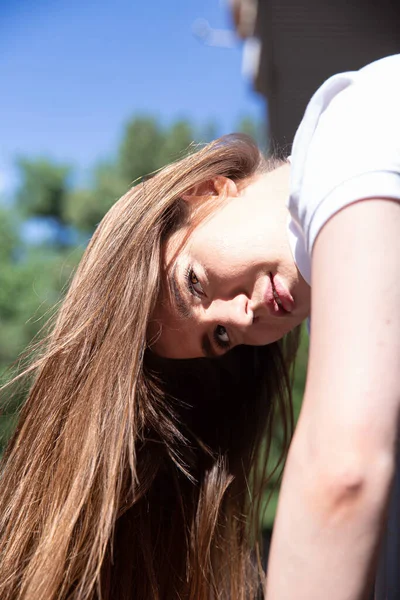 Biała Młoda Europejka Dziewczyna Ciemnymi Włosami Portret — Zdjęcie stockowe