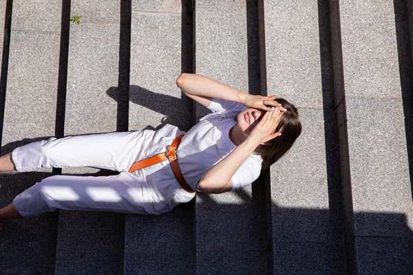 Acostado Blanco Joven Europeo Chica Fuera Escaleras —  Fotos de Stock