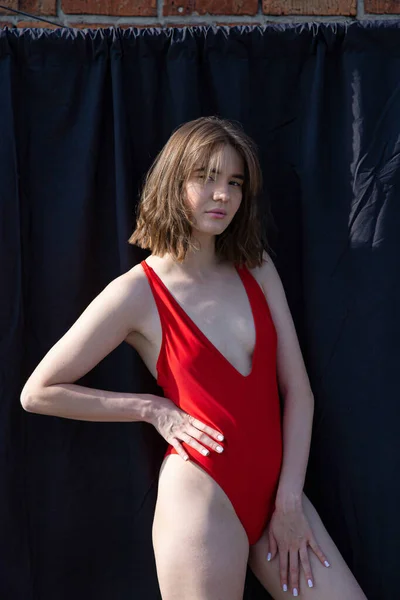Junge Kaukasierin Rotem Badeanzug Neben Schwarzem Tuch — Stockfoto