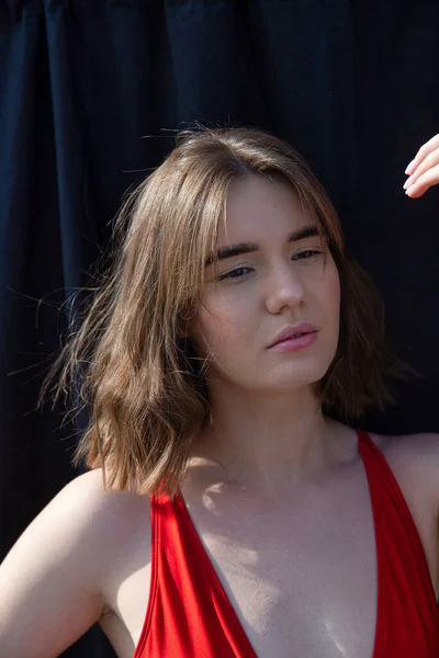 Porträt Einer Jungen Kaukasischen Frau Roten Badeanzug Neben Schwarzem Tuch — Stockfoto