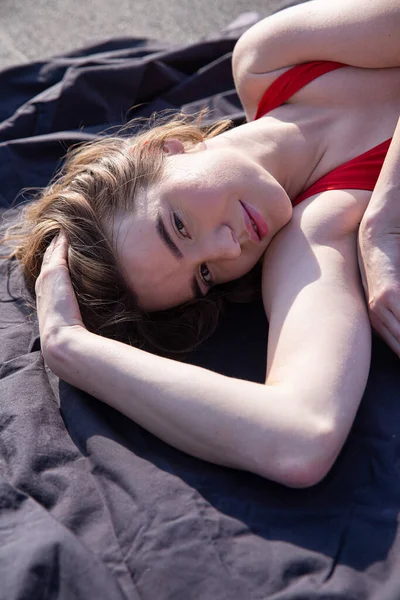 Retrato Jovem Caucasiana Maiô Vermelho Deitado Pano Preto — Fotografia de Stock