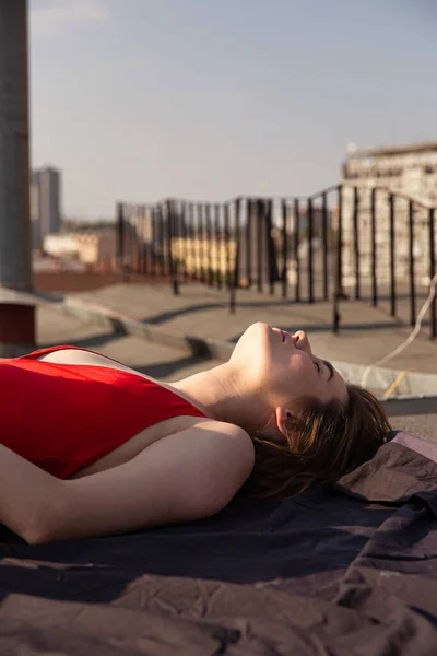 Mujer Joven Caucásica Acostada Traje Baño Rojo Con Vista Ciudad —  Fotos de Stock