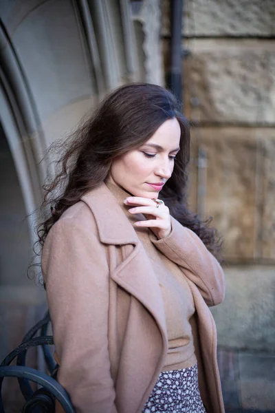 Pensando Mujer Bonita Con Pelo Rizado Cerca Pared Piedra Parque — Foto de Stock