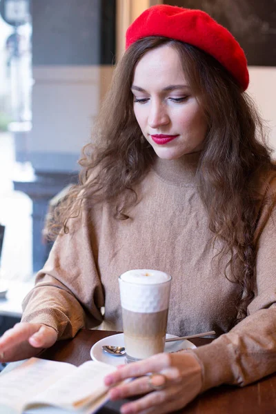 Mujer Bonita Con Pelo Rizado Boina Roja Francesa Bebiendo Café — Foto de Stock