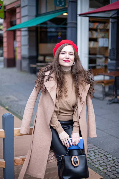 Улыбающаяся Красивая Женщина Вьющимися Волосами Красном Французском Берете Идущая Улице — стоковое фото
