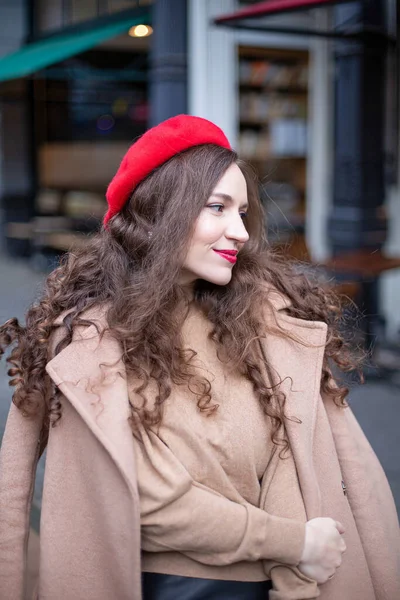 Портрет Улыбающейся Красивой Женщины Вьющимися Волосами Красном Французском Берете Идущей — стоковое фото