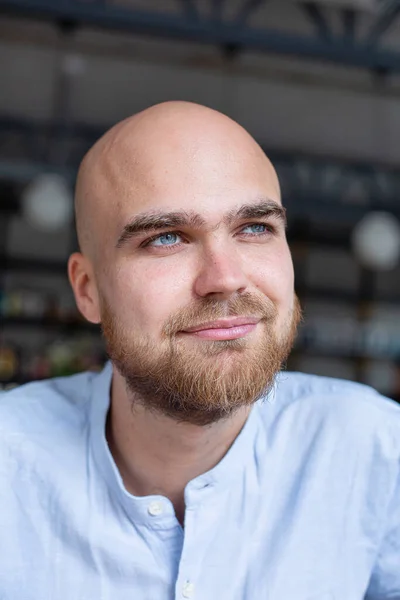 Portrait Homme Chauve Européen Blanc Avec Barbe Yeux Gris Chemise — Photo