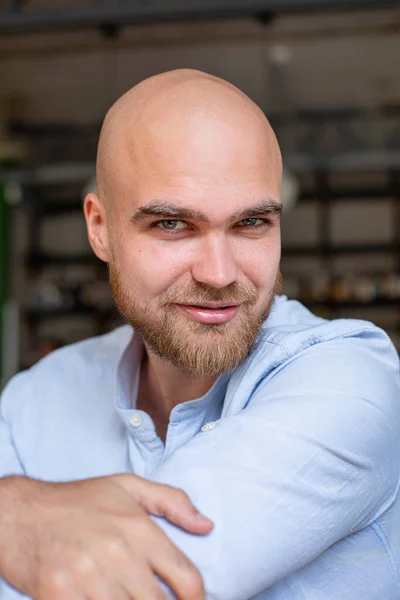 Retrato Hombre Calvo Europeo Blanco Con Barba Ojos Grises Camisa — Foto de Stock