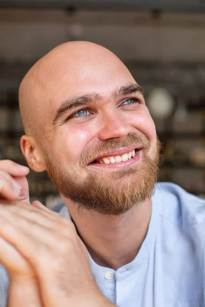 Retrato Homem Careca Europeu Branco Sorridente Com Barba Olhos Cinzentos — Fotografia de Stock