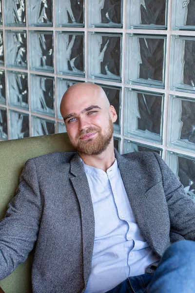 Portrait Homme Chauve Européen Blanc Avec Barbe Yeux Gris Veste — Photo