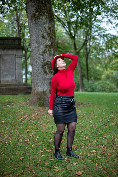 在秋天的公园里 你可以看到一头乌黑的长发 红红的白女子 — 图库照片