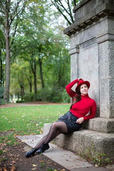 Mujer Blanca Con Pelo Largo Oscuro Rojo Brillante Sentada Cerca — Foto de Stock