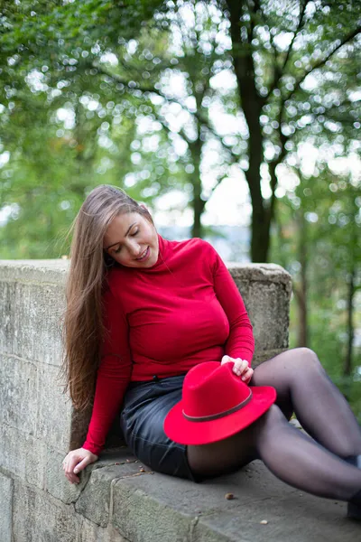 Mirando Hacia Abajo Mujer Blanca Con Pelo Largo Oscuro Rojo — Foto de Stock