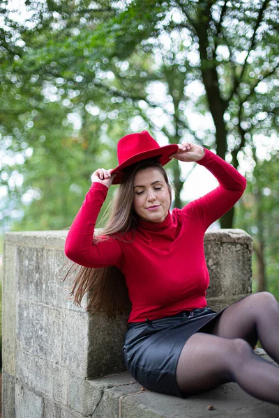Mujer Blanca Con Pelo Largo Oscuro Rojo Brillante Sentada Pared — Foto de Stock