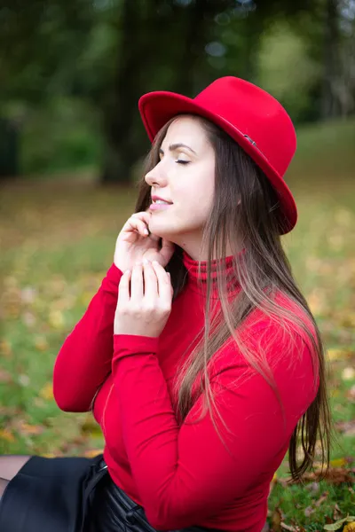 Mujer Europea Joven Blanca Retrato Rojo Con Ojos Cerrados Clima — Foto de Stock