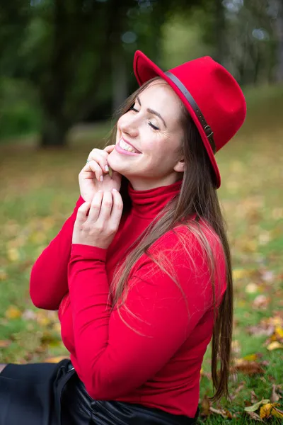 Λευκή Νεαρή Ευρωπαία Γυναίκα Κόκκινο Πορτρέτο Φθινοπωρινό Καιρό — Φωτογραφία Αρχείου