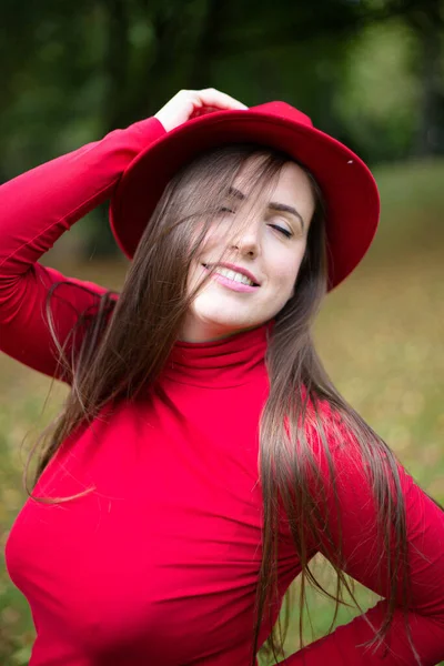 Leende Vit Ung Europeisk Kvinna Rött Porträtt Med Slutna Ögon — Stockfoto